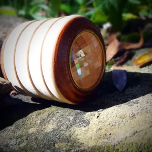 Libelluloscope artisanal en bois, un téléidoscope doté d’une lentille qui déforme la réalité pour révéler le monde à travers les yeux d’une libellule. Création poétique signée Atelier O-Inspirations.