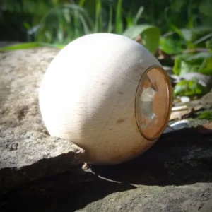 Tournicoscope en bois tourné dans notre atelier des Hautes alpes, avec lentille déformante et bague en laiton, objet optique artisanal unique