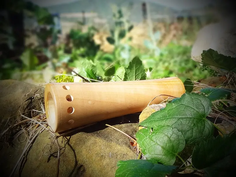 Kaléidoscope artisanal à double entrée de lumière. En bois tourné, avec miroirs haute réflexion pour des jeux de lumière colorés.