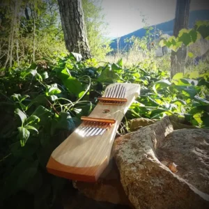 Kalimba double artisanale en bois fabriquée à la main dans l’Atelier La Goutte, un instrument unique à deux claviers pour créer des harmonies.