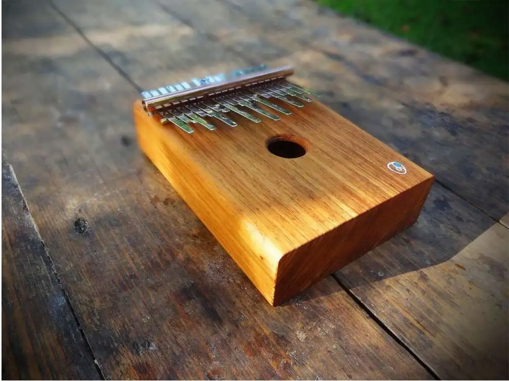 Kalimba en bois creusé fabriquée à la main dans l’Atelier La Goutte. Fait en une seule pièce de bois