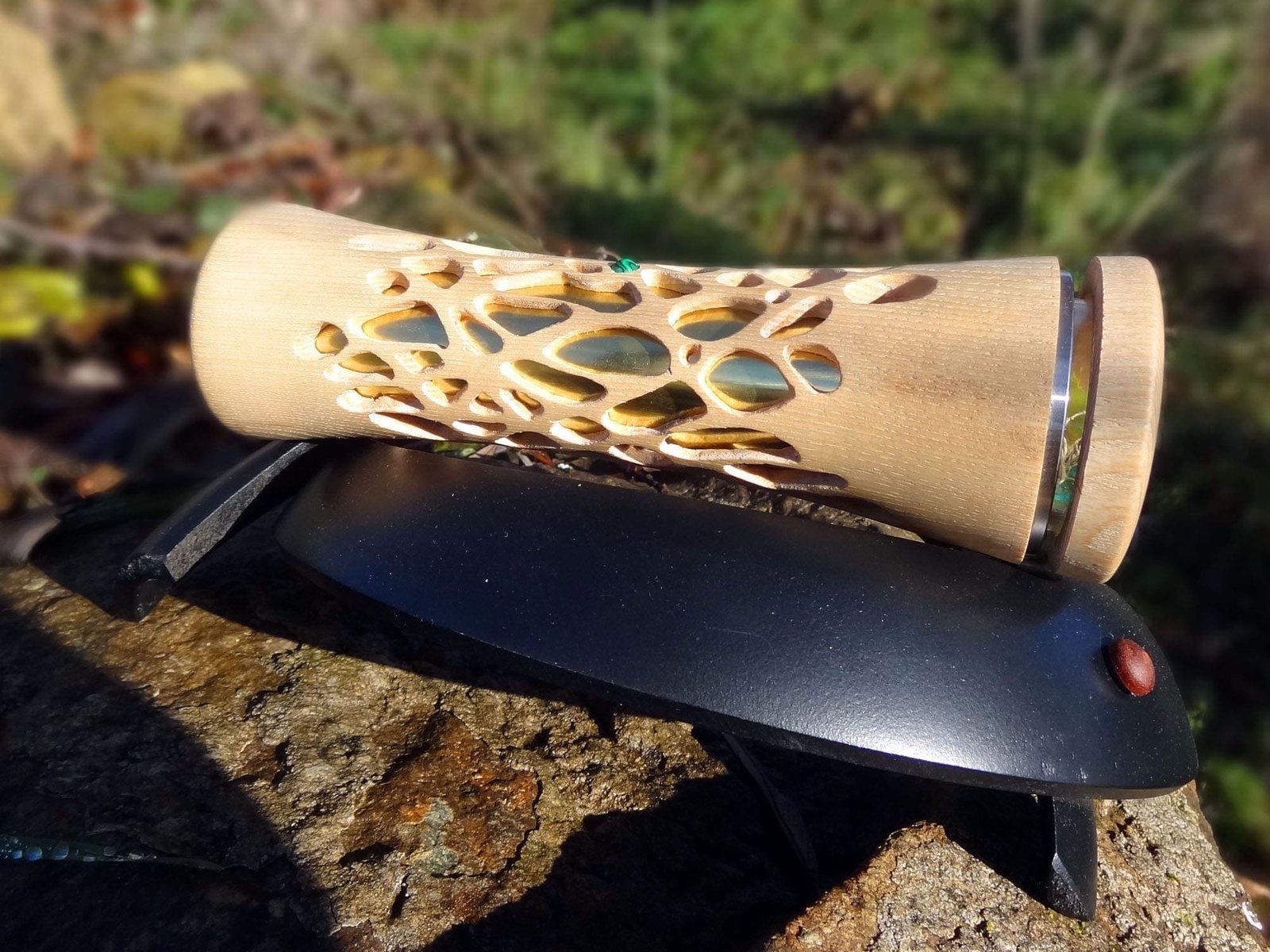 Kaléidoscope dentelle . Kaléidoscope artisanal en bois sur son support. Atelier La Goutte