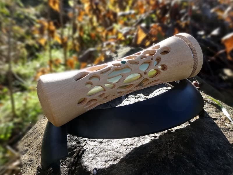 Kaléidoscope dentelle . Kaléidoscope artisanal en bois sur son support. Atelier La Goutte