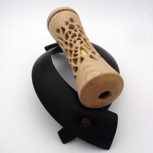 Kaléidoscope dentelle . Kaléidoscope artisanal en bois sur son support. Atelier La Goutte