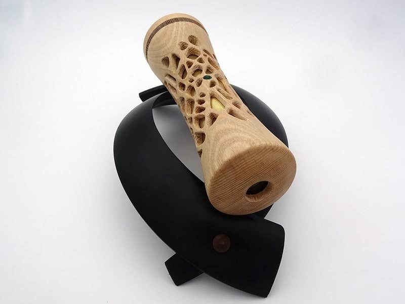 Kaléidoscope dentelle . Kaléidoscope artisanal en bois sur son support. Atelier La Goutte