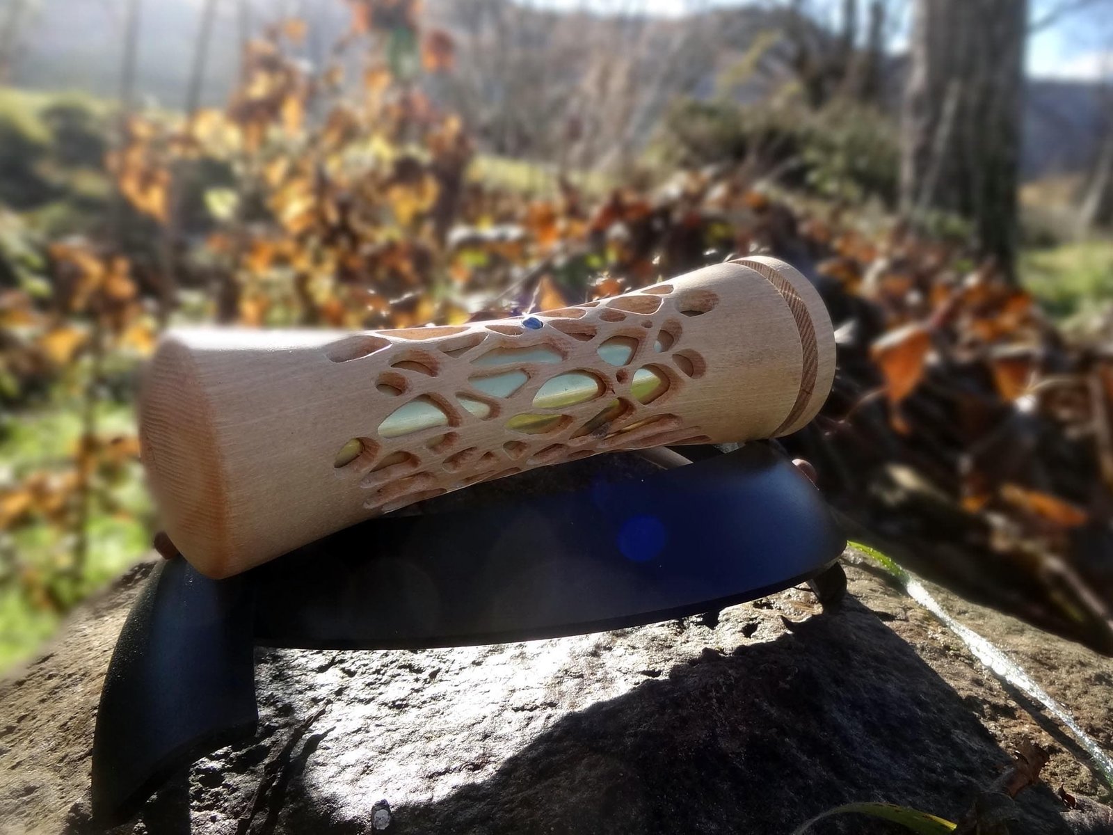 Kaléidoscope artisanal en bois dentelle sur son support. Atelier La Goutte.